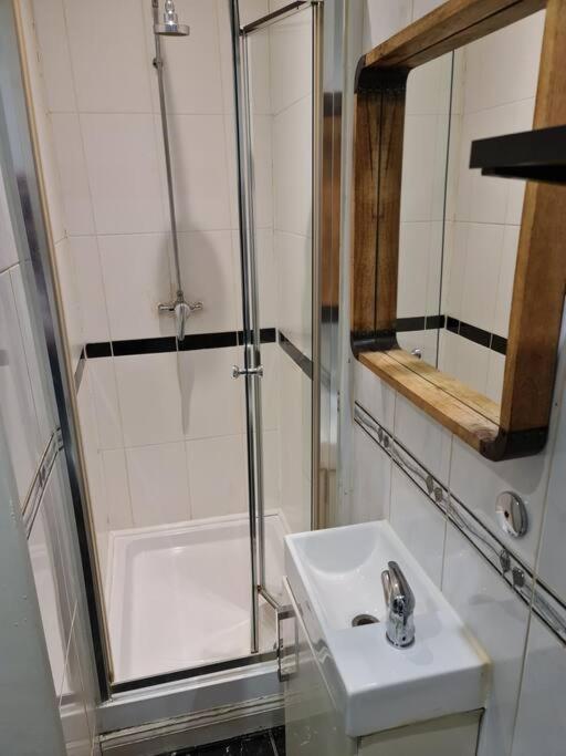 לונדון Cute One Bedroom Apartment מראה חיצוני תמונה